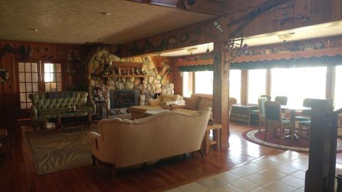 uma sala de estar com sofás e uma lareira em South Shore Resort - The Lodge em Twin Lake