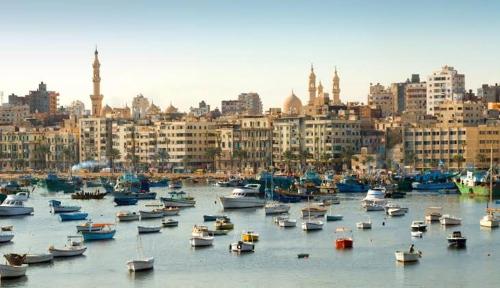 um monte de barcos na água em uma cidade em Smoha Zahran Haus (Private rooms or Private Apartment) em Alexandria