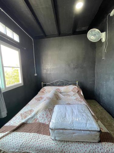 Postel nebo postele na pokoji v ubytování Elevated Serenity Lodge in Khao Kho