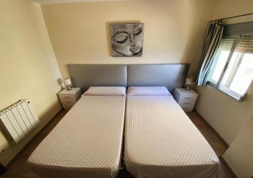 um quarto com 2 camas individuais em Apartamento Edificio Rey I em Valência