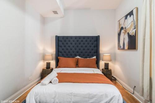 1 dormitorio con 1 cama grande con almohadas de color naranja en 2 Bed l 5 min from Med District l Free Parking, en Chicago