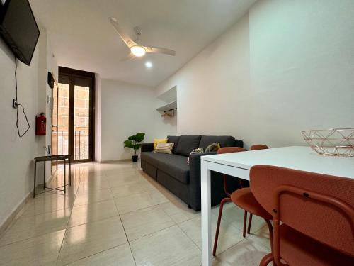 uma sala de estar com um sofá e uma mesa em Little Horse apartments 1 em Tarragona