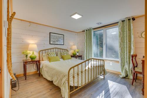 1 dormitorio con cama y ventana en Orwell Cabin on Sunrise Lake with Private Dock and BBQ, en Orwell