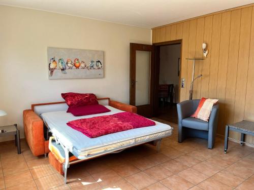 1 dormitorio con 1 cama y 1 silla en Ferienwohnung Pint, en Bickendorf