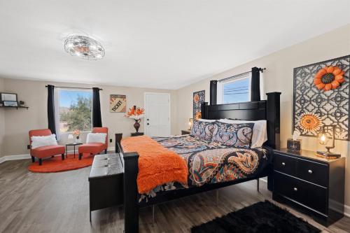 1 dormitorio con 1 cama, mesa y sillas en Desert Serenity in Yucca/Joshua Tree w/AC & Fire pit, en Yucca Valley