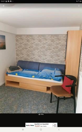 sypialnia z dużym łóżkiem i krzesłem w obiekcie Gästezimmer Neumann w mieście Bad Münder am Deister
