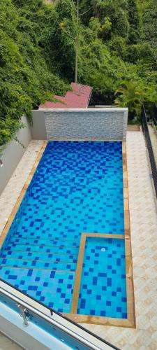 una gran piscina con azulejos azules. en Penthouse Anapoima Centro con jacuzzi privado, en Anapoima