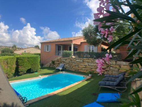 une piscine devant une maison dans l'établissement MAGNIFICENT VILLA AND ITS PRIVATE SALT POOL CLASSIFIED 4* BY THE TOURIST OFFICE, à Sainte-Maxime