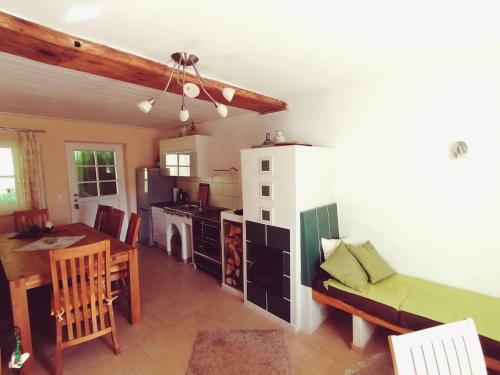 eine Küche und ein Wohnzimmer mit einem Sofa und einem Tisch in der Unterkunft Waldhaus Klein-Veitsch, Auszeit im Grünen in Niederaigen