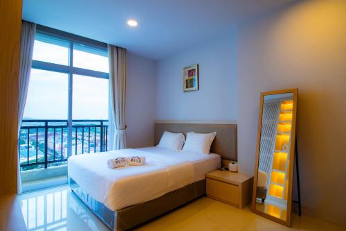 Tempat tidur dalam kamar di Formosa Spacious Apartments with Netflix & Free Shuttle by MESA