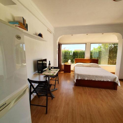 una camera con letto, scrivania e finestra di Studio with enclosed garden and wifi at Sagres a Sagres
