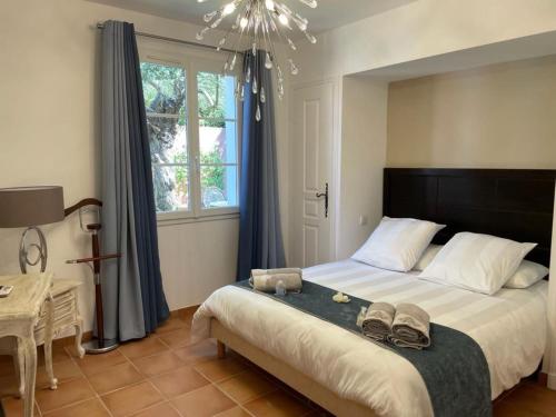 une chambre avec un lit avec deux paires de chaussures dessus dans l'établissement MAGNIFICENT VILLA AND ITS PRIVATE SALT POOL CLASSIFIED 4* BY THE TOURIST OFFICE, à Sainte-Maxime