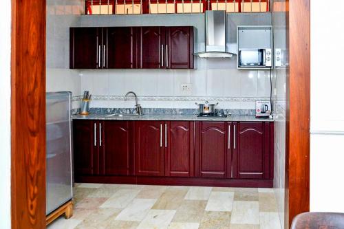 una cocina con armarios rojos y fregadero en 2 Bedroom Bungalow in Alalubosa GRA en Ibadán