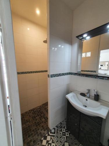 Ένα μπάνιο στο Studio de l'hôtel de ville