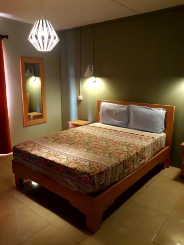 1 dormitorio con 1 cama en una habitación en Lux - Palace Apartment Trou Aux Biches en Trou aux Biches