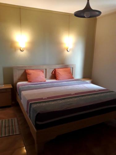 1 dormitorio con 1 cama con 2 almohadas de color naranja en Lux - Palace Apartment Trou Aux Biches en Trou aux Biches