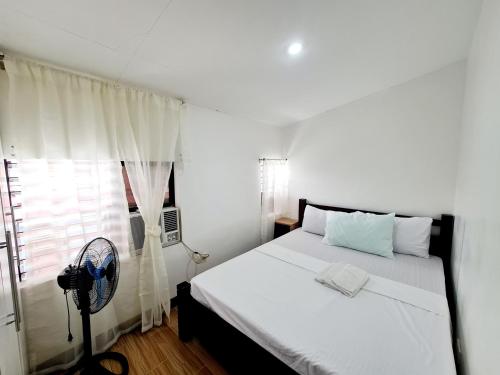 Postel nebo postele na pokoji v ubytování Calapan Transient House Acacia L37
