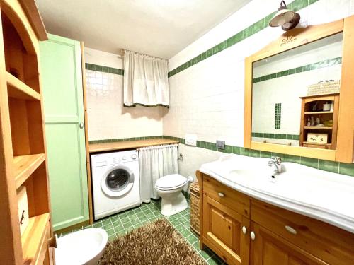 a bathroom with a washing machine and a sink at Casa Samantha a Sant'Anna di Tambre BL in Tambre dʼAlpago