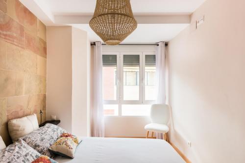 1 dormitorio con cama y ventana en Desconecta junto al Mercado Central de Alicante, en Alicante