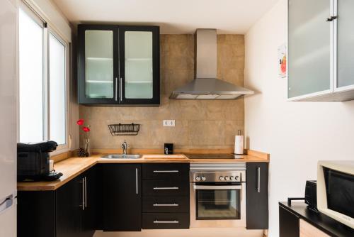 a kitchen with a sink and a stove at Desconecta junto al Mercado Central de Alicante in Alicante