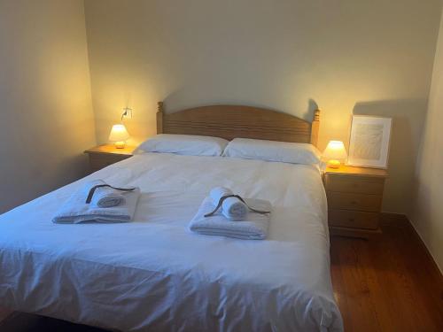 ein Schlafzimmer mit einem Bett mit zwei Handtüchern darauf in der Unterkunft La Escapada 
