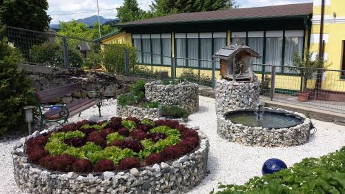 Ein Garten an der Unterkunft Hotel Fasching