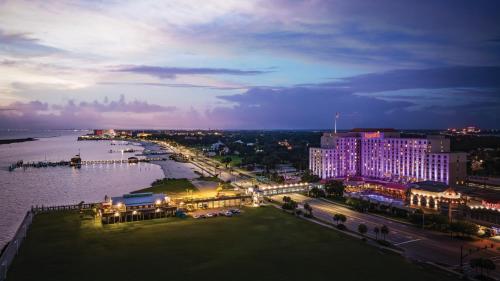 uitzicht op een stad met een rivier en een gebouw bij Harrah's Gulf Coast Hotel & Casino in Biloxi
