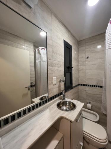 un bagno con lavandino, WC e specchio di Completo-Comodidad y estilo superior centrico a Santa Fe