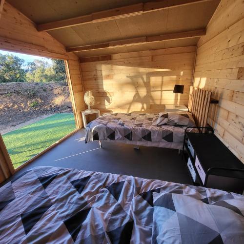 une chambre avec un lit dans une pièce avec une fenêtre dans l'établissement La RoseDan, à Pianottoli-Caldarello