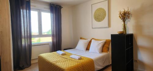 une petite chambre avec un lit et une fenêtre dans l'établissement Le Bellecroix, à Metz