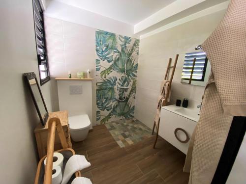 Ένα μπάνιο στο Appartement vue mer avec piscine privée à La Trinité, 98m²