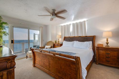 1 dormitorio con cama y ventana grande en Beachfront Malibu House with 3 Decks, Jacuzzi, Sauna en Malibu