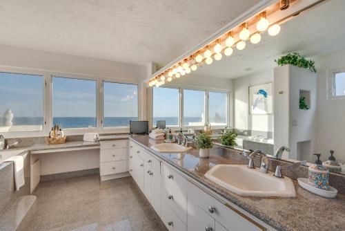 Phòng tắm tại Beachfront Malibu House with 3 Decks, Jacuzzi, Sauna