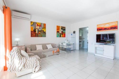 een woonkamer met 2 banken en een keuken bij Urbanizacion La Roca Estudio in Torremolinos