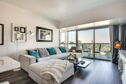 uma sala de estar com um sofá e uma mesa em Luxury Condo in Marina del Rey with Pool em Los Angeles