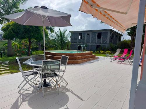 Zahrada ubytování Maison charmante à Sainte-Anne avec piscine privée
