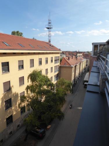 vista de uma rua da cidade a partir de um edifício em Kirabela Apartment em Zagreb