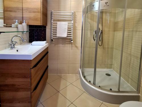 Ванная комната в APARTAMENTY "LA VILLA" z klimatyzacją, ogrodem, parkingiem, blisko centrum