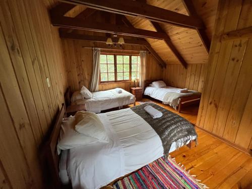 En eller flere senge i et værelse på Green Baker Lodge