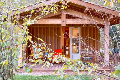 Photo de la galerie de l'établissement Cabane au milieu des pins - Domaine Temali, à Labouheyre