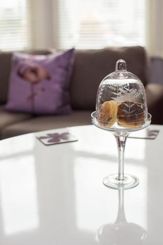 un plat en verre avec des beignets dedans sur une table dans l'établissement Studios At Glenthorne, à Merthyr Tydfil