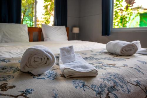a bed with towels on top of it at D.D. Amazonica Bungalows in Landsboerderij