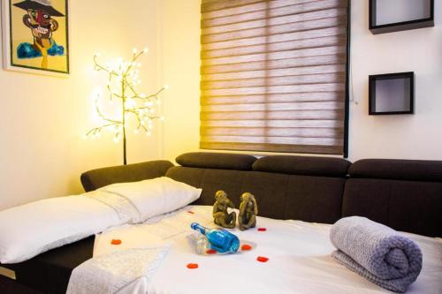 ein Zimmer mit einem Sofa und einem Bett mit Spielzeug darauf in der Unterkunft Elegant Villa Playa Blanca with Pool in Playa Blanca