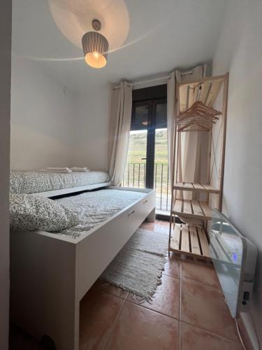 um quarto com uma cama e um espelho no chão em Casa Suu Valdelinares em Valdelinares