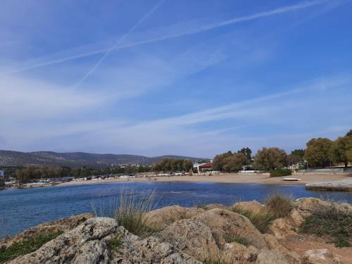 vistas a una playa con rocas en el primer plano en Angeliki's Villa, en Aghia Marina