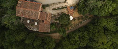 una vista aérea de un edificio en un bosque en Posada Real Ruralmusical, en Puerto de Béjar