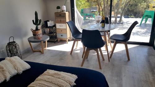 a living room with a table and chairs at Charmante Maison avec jardin à Mornas in Mornas