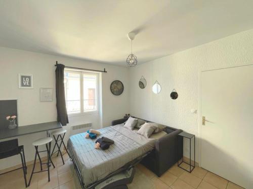 - une chambre avec un lit, une table et une fenêtre dans l'établissement 5 min des bords de Marne Proche Paris & Disney, à Champigny-sur-Marne