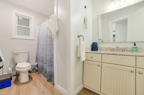 bagno con servizi igienici, lavandino e specchio di Dom Rodzinny Lakeview Getaway - Walk to Lake Huron a Rogers City