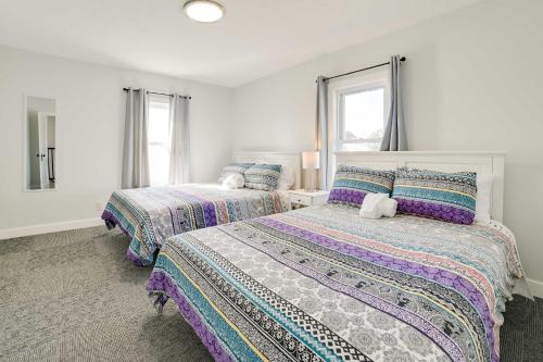 1 dormitorio con 2 camas y 2 ventanas en Dom Rodzinny Lakeview Getaway - Walk to Lake Huron, en Rogers City